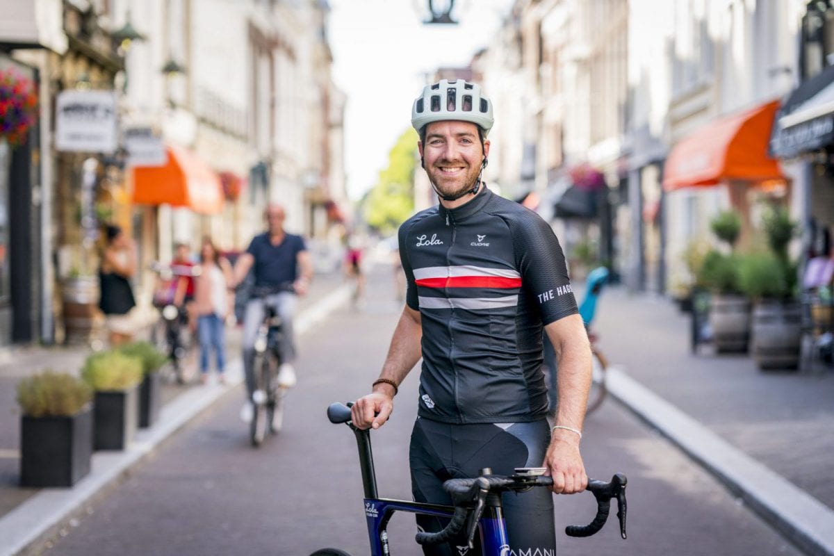 Nick Bons met zijn fiets in Den Haag